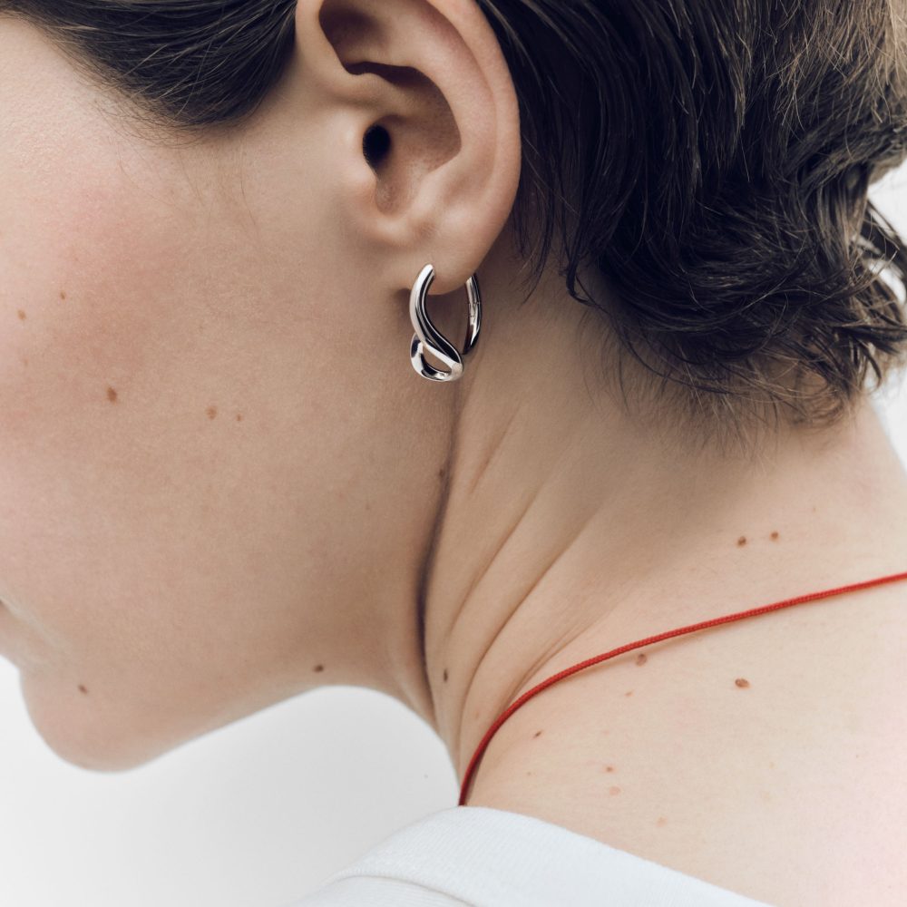 Orecchini a Cerchio Brise Mini Argento – PDPAOLA ARB2-G86 indossato
