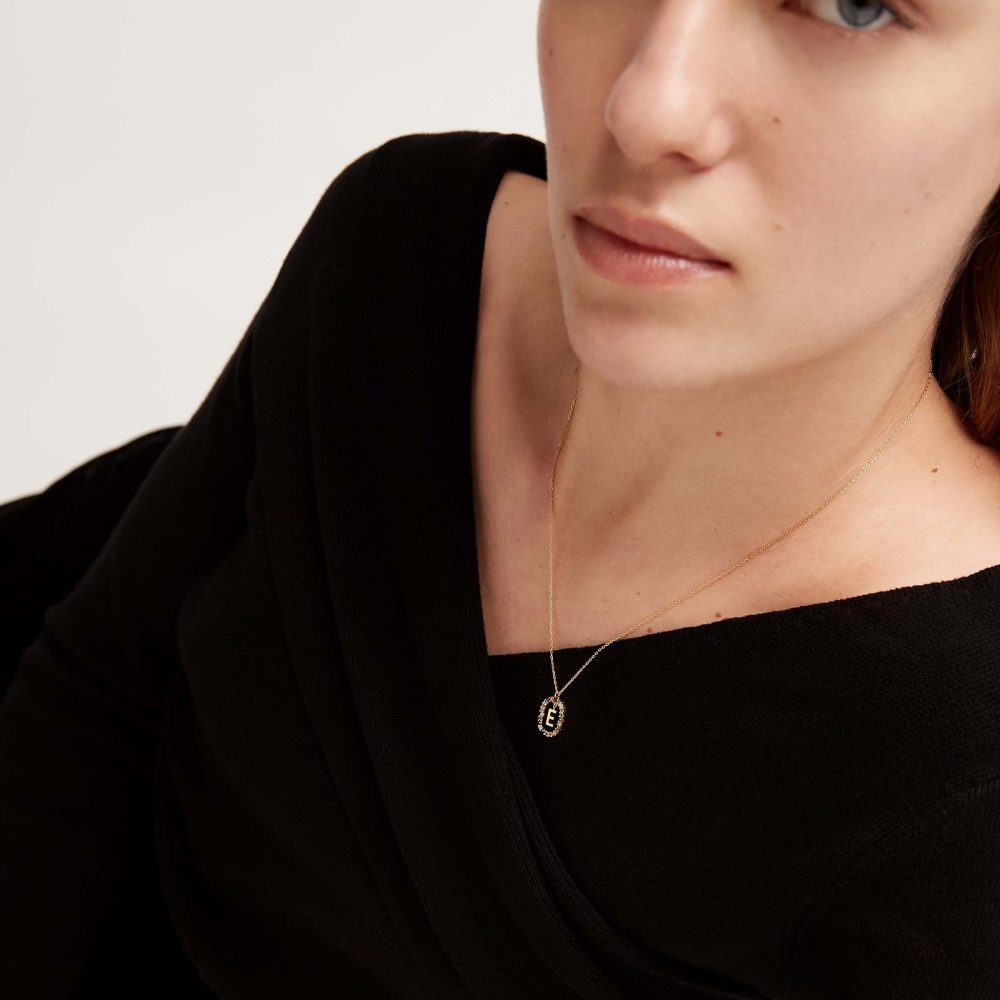 Collana con Lettera E – PD Paola CO01-264 indossato