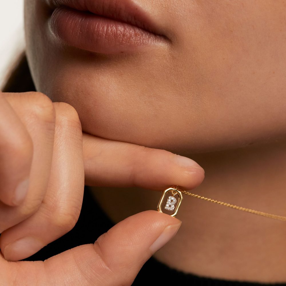 Collana con Lettera B Mini – PD Paola CO01-513 indossato