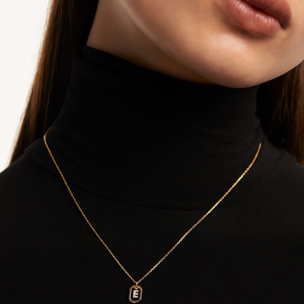 Collana con Lettera E Mini – PDPAOLA CO01-516 indossato