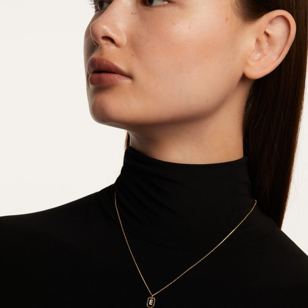 Collana con Lettera E Mini – PDPAOLA CO01-516 indossato