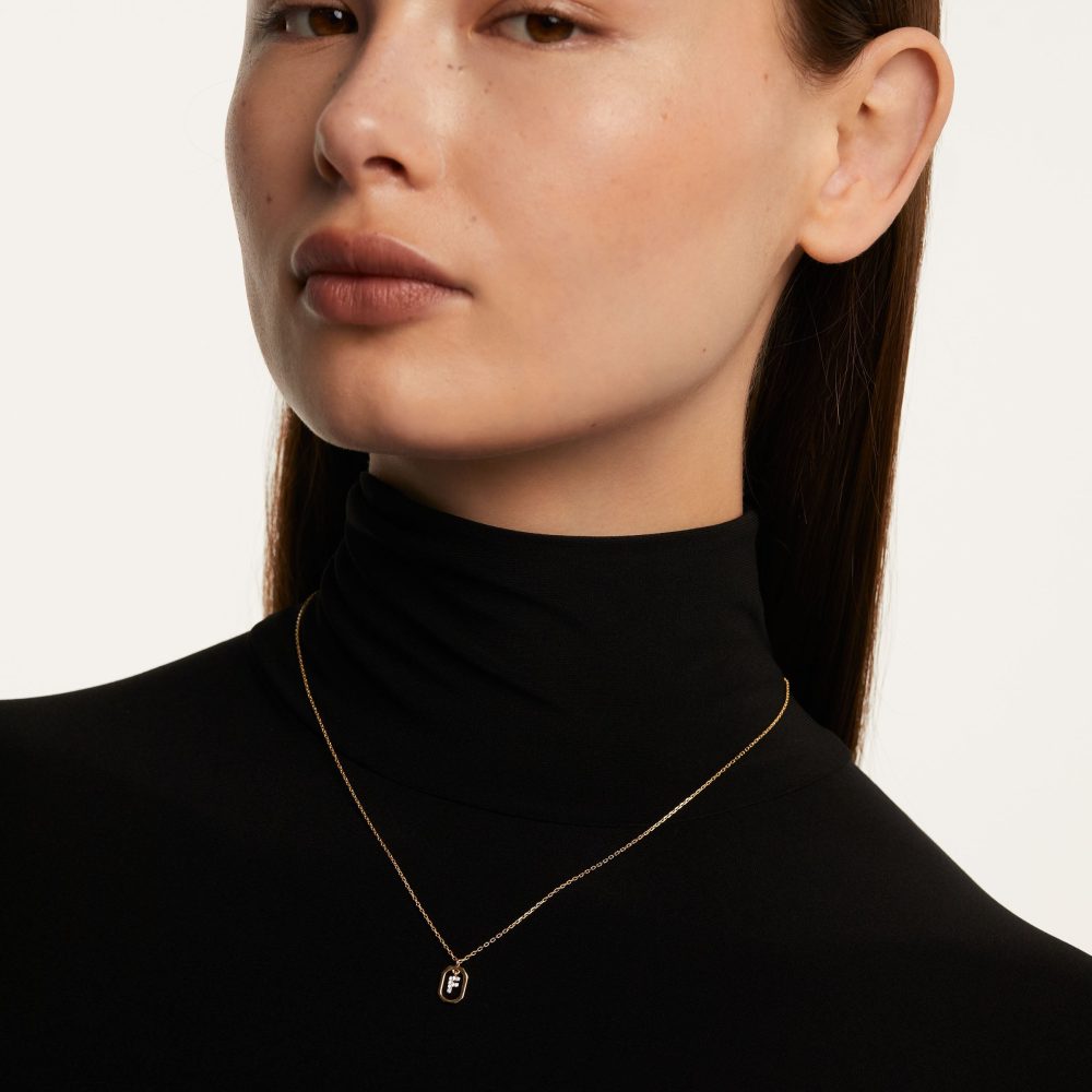 Collana con Lettera F Mini – PD Paola CO01-517 indossato