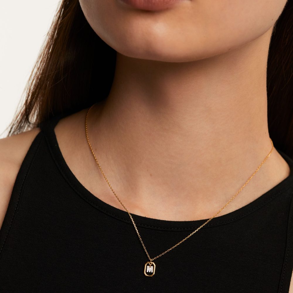 Collana con Lettera M Mini – PD Paola CO01-524 indossato