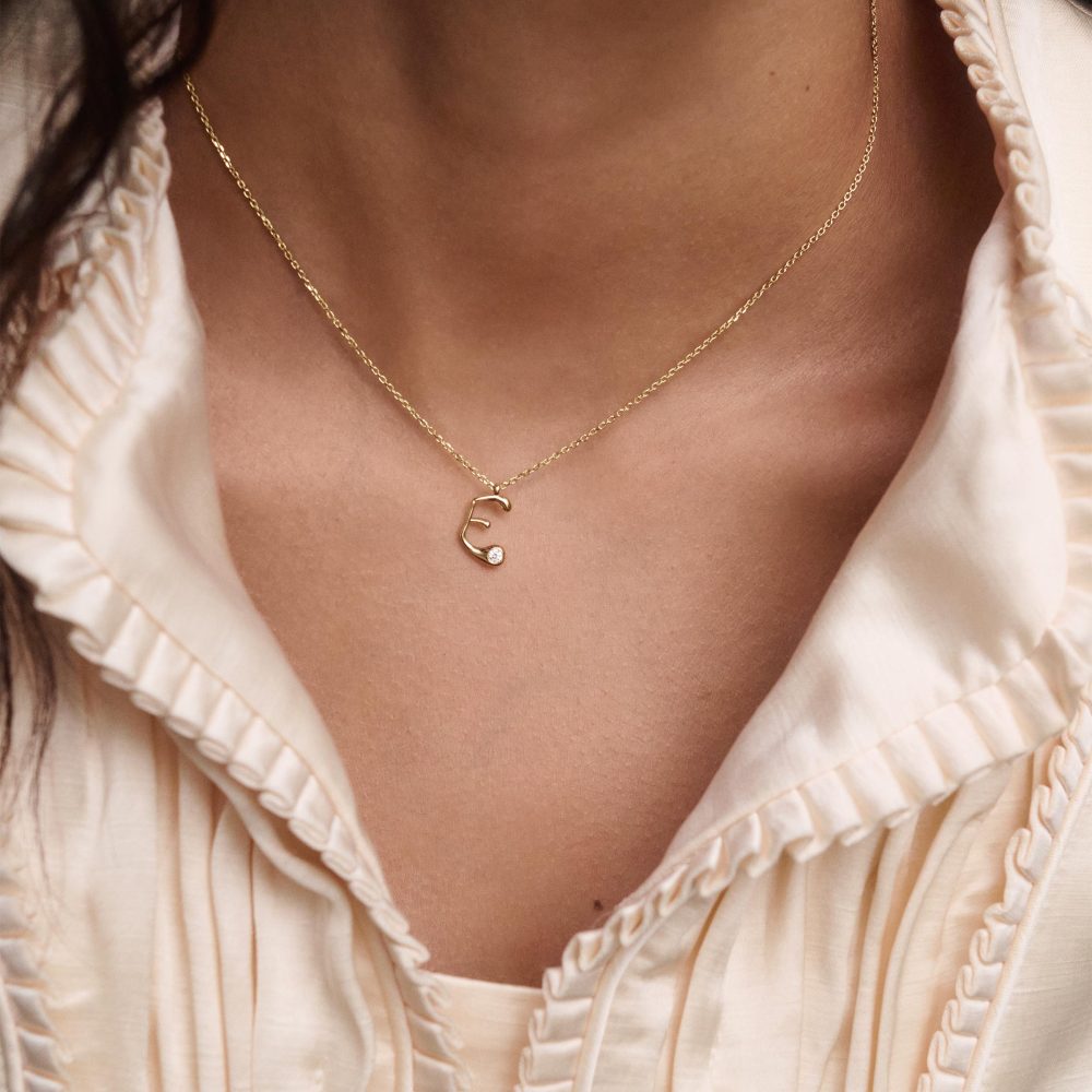 Collana con Pendente Iniziale E – PD Paola CO01-B78 indossato
