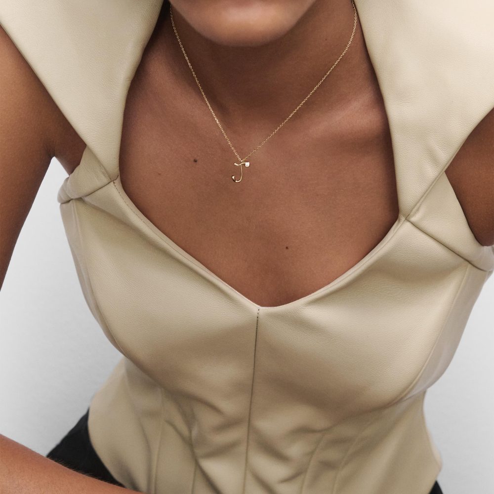 Collana con Pendente Iniziale J – PD Paola CO01-B83 indossato