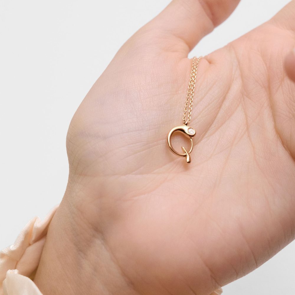 Collana con Pendente Iniziale Q – PD Paola CO01-B90 indossato
