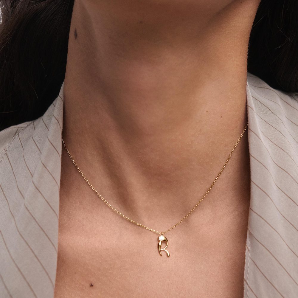 Collana con Pendente Iniziale R – PD Paola CO01-B91 indossato
