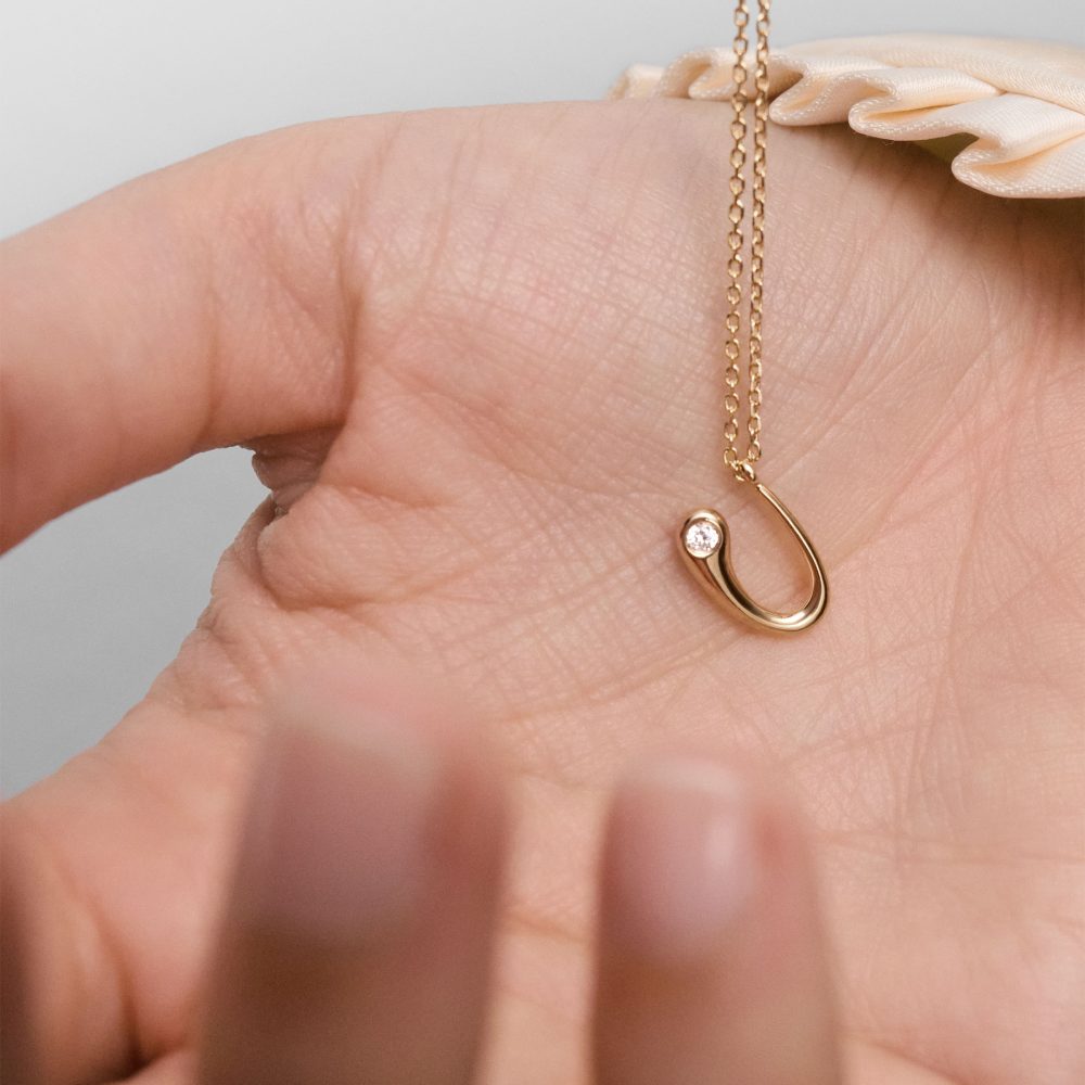 Collana con Pendente Iniziale U – PD Paola CO01-B94 indossato