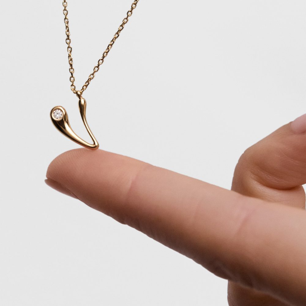 Collana con Pendente Iniziale V – PD Paola CO01-B95 indossato